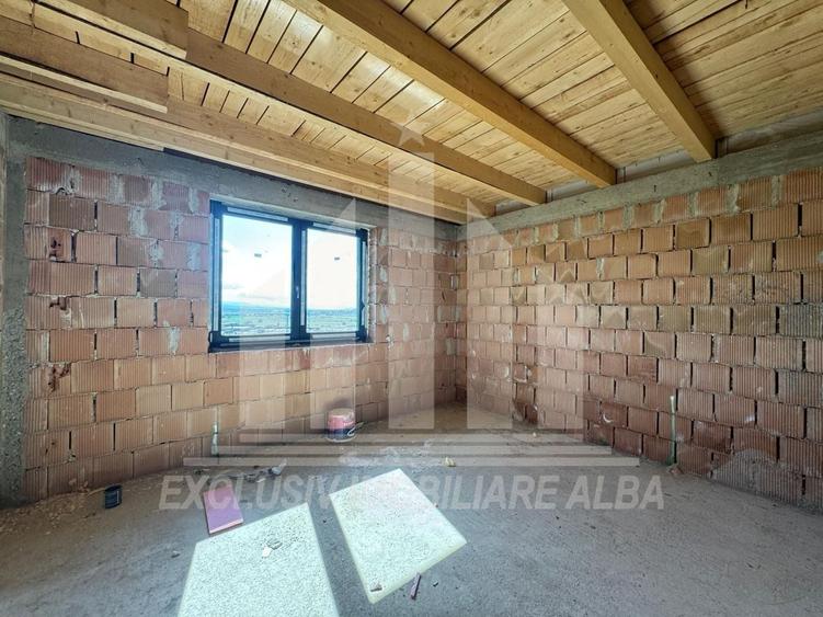 Casă individuală cu 4 camere cu Canalizare în Cetate