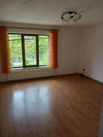 Casă cu 3 camere în Stana