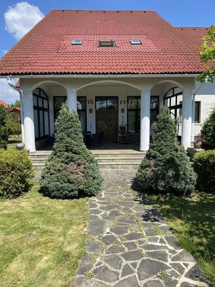 Casă cu 4 camere cu Teren 2750 Mp în Central
