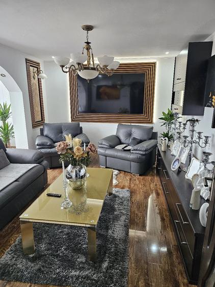 Apartament cu 3 camere decomandat în Exterior Vest