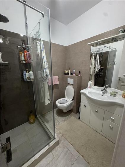 Casă cu 6 camere cu Canalizare în Central