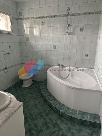 Casă individuală cu 7 camere cu Canalizare în Zorilor
