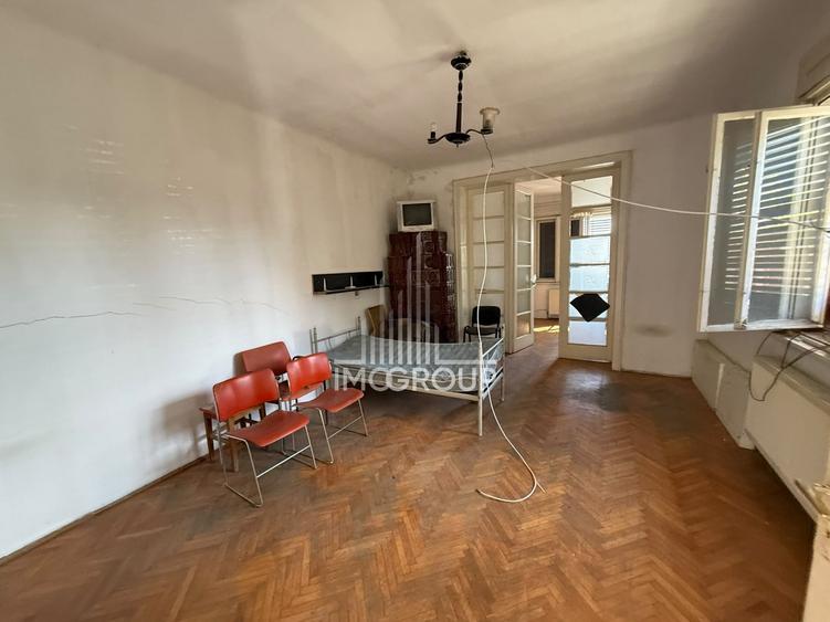 Casă individuală cu 7 camere cu Canalizare în Dâmbul Rotund