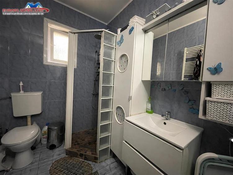 Casă individuală cu 5 camere cu Canalizare în Central