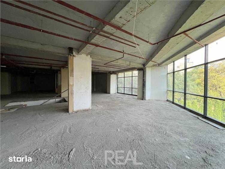 Spațiu comercial, de 900 mp, în Titan