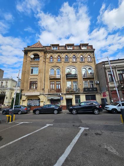 Apartament cu 4 camere decomandat în P-ța Rosetti