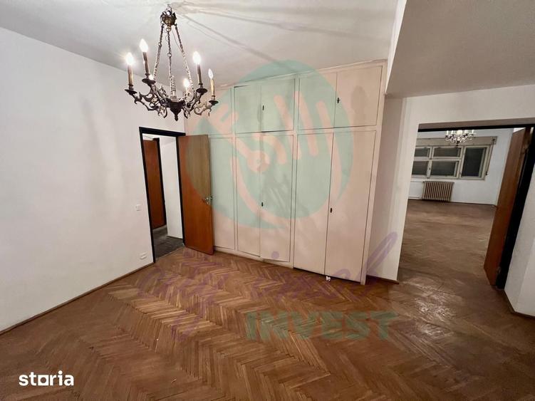 Apartament cu 4 camere semidecomandat în Centrul Civic