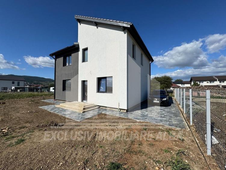 Casă individuală cu 4 camere cu Canalizare în Cetate