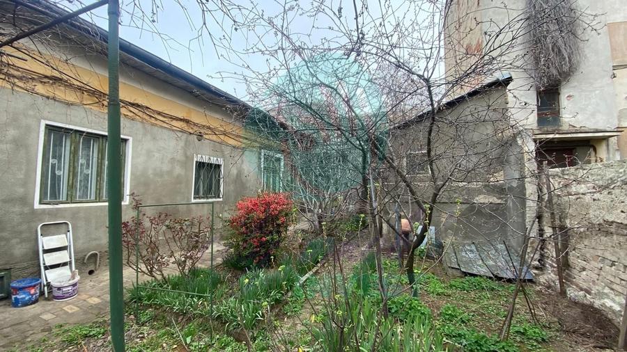 Casă individuală cu 7 camere cu Canalizare în Titulescu