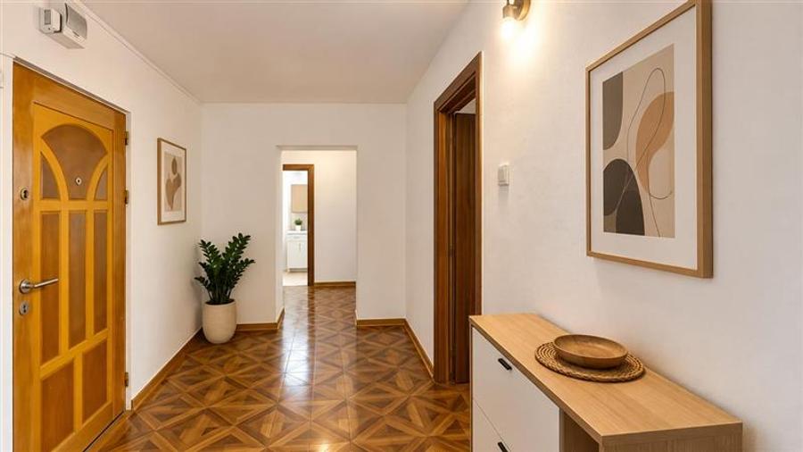 Apartament cu 3 camere decomandat, mobilat în Tractorul
