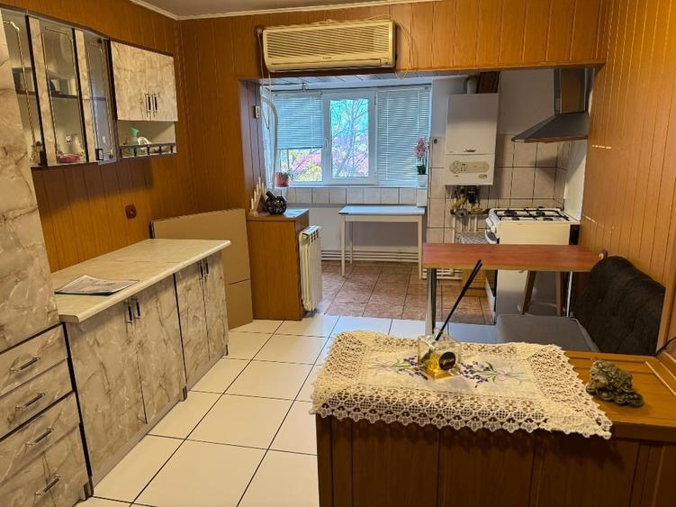 Apartament cu 3 camere decomandat, mobilat în Central