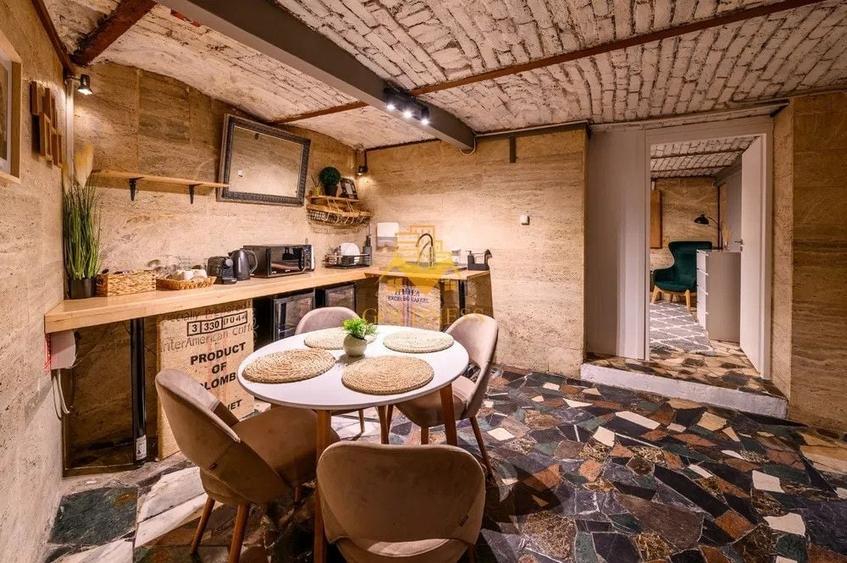Apartament cu 3 camere semidecomandat, mobilat în Central
