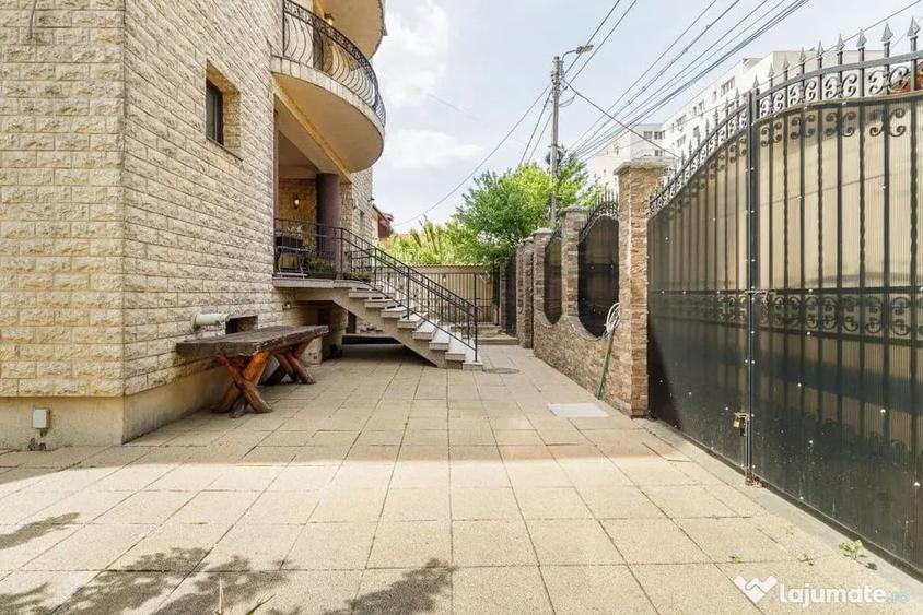 Casă cu 7 camere cu Teren 300 Mp în Central