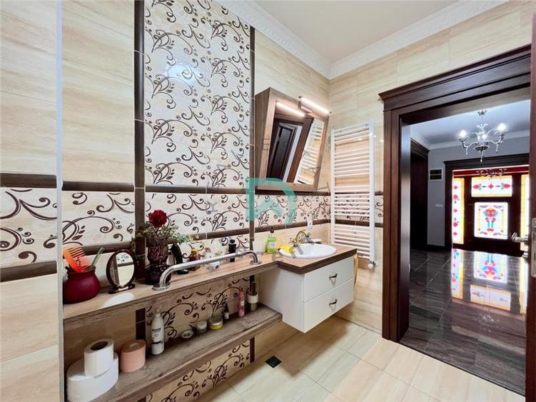 Casă individuală cu 7 camere cu Canalizare în Lupeni