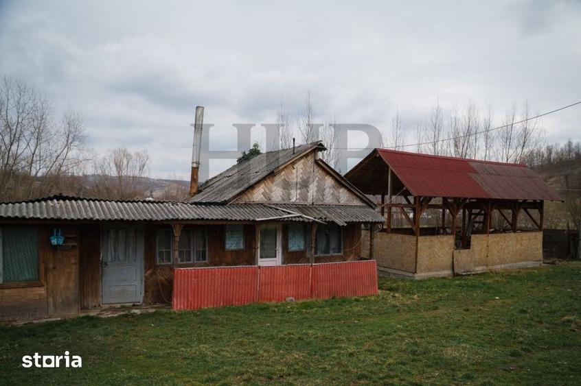 Casă cu 5 camere cu Teren 3358 Mp în Strugari