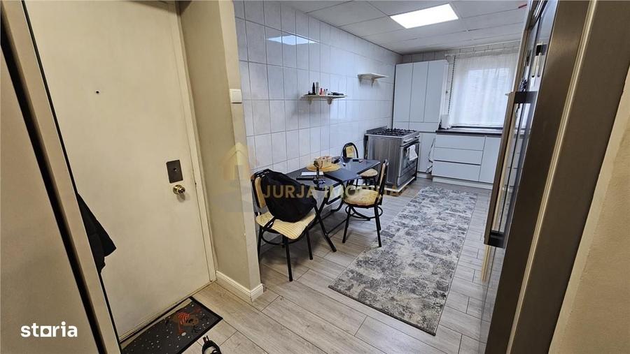 Apartament cu 4 camere decomandat în Florești