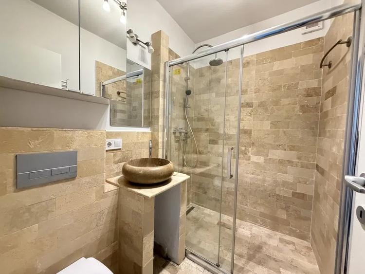 Apartament cu 3 camere semidecomandat în Horea