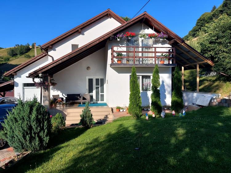 Casă individuală cu 7 camere cu Canalizare în Poiana Mărului