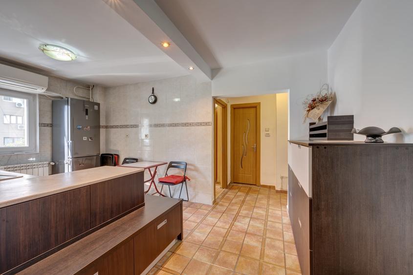 Apartament cu 3 camere decomandat, mobilat în Decebal