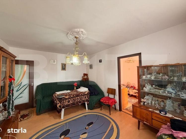 Apartament cu 3 camere semidecomandat în Craiovița Nouă