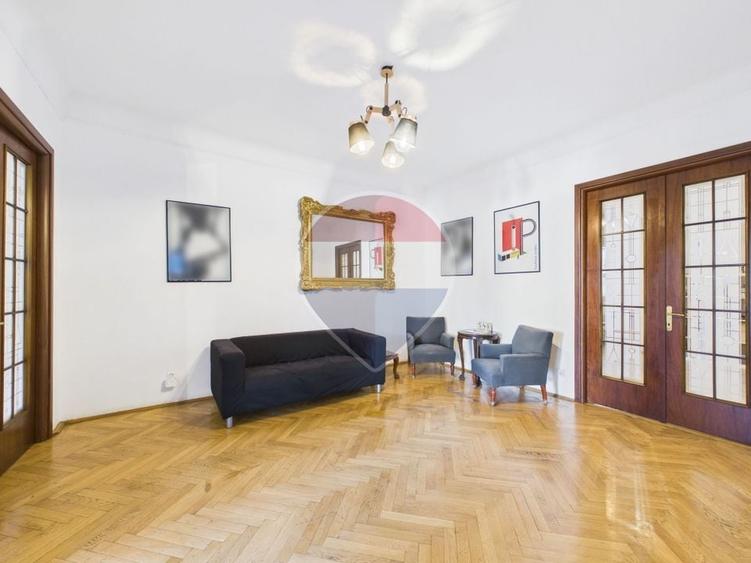Apartament cu 5 camere semidecomandat, mobilat în Moșilor
