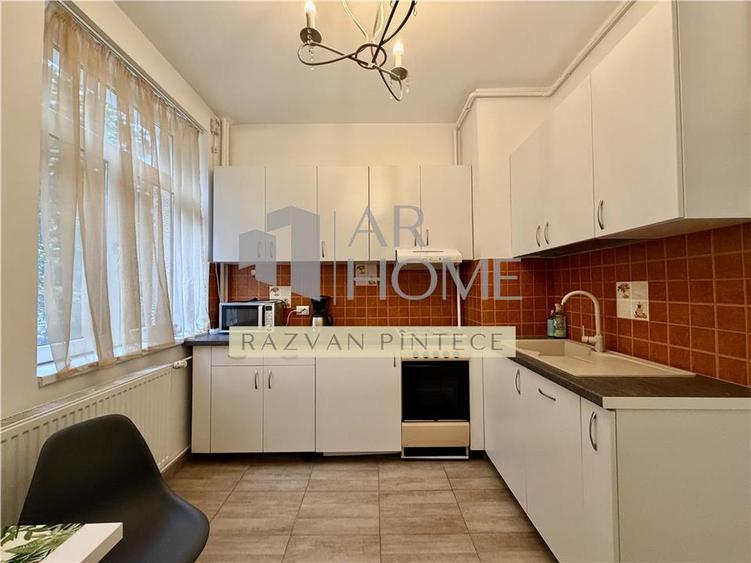 Apartament cu 3 camere decomandat, mobilat în Sud