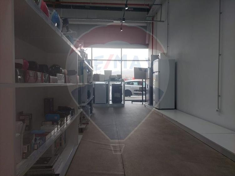 Spațiu comercial, de 89.690002441406 mp, în Nord