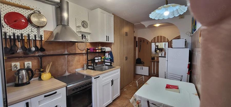 Apartament cu 4 camere semidecomandat, mobilat în Tomis III