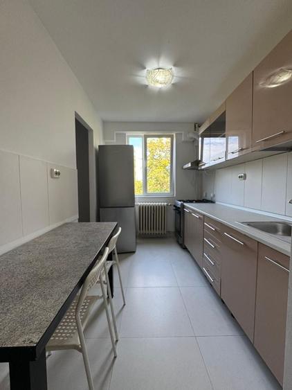 Apartament cu 4 camere în Alexandriei