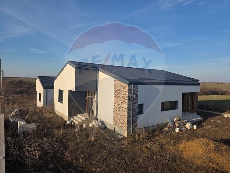 Casă cu 4 camere cu Teren 560 Mp în Balotești