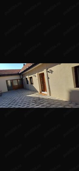 Casa de vanzare compartimentata in 3 apartamente - 1
