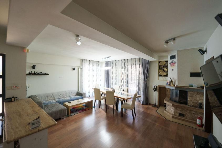 Casă individuală cu 6 camere cu Piscina în Cârcea