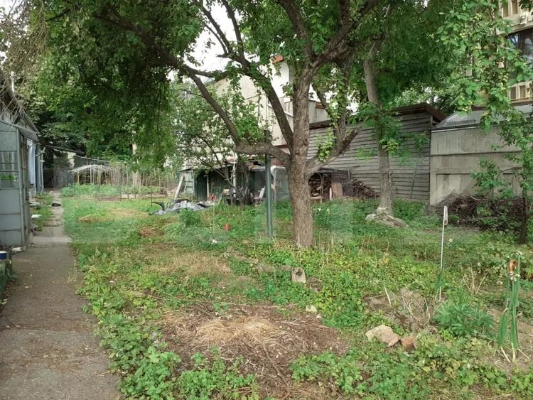Casă cu 5 camere cu Teren 596 Mp în Central