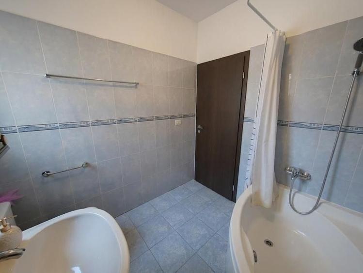 Apartament cu 3 camere decomandat, mobilat în Valea Adâncă