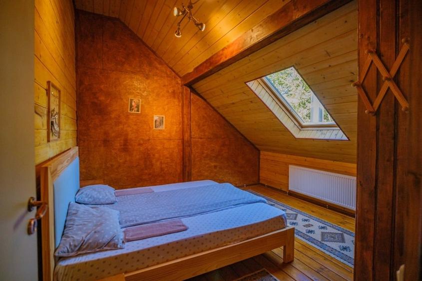 Casă individuală cu 7 camere cu Canalizare în Râu de Mori