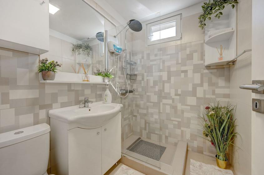 Apartament cu 2 camere semidecomandat, mobilat în 1 Mai