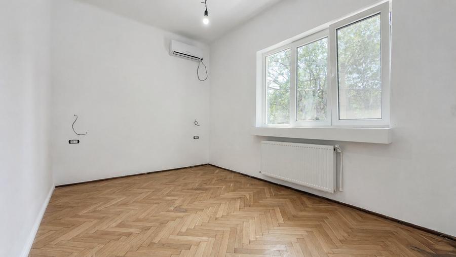 Apartament cu 5 camere decomandat în P-ța Victoriei