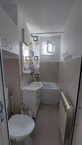 Apartament cu 3 camere semidecomandat în Micro 19