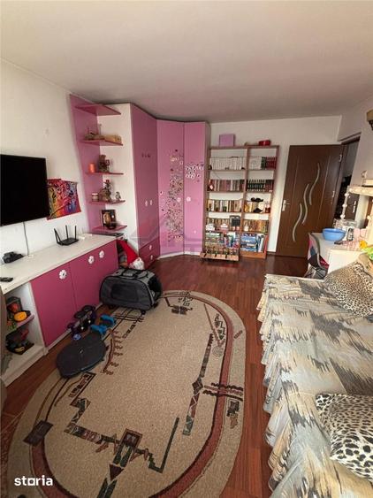 Apartament cu 3 camere decomandat, mobilat în Nicolina