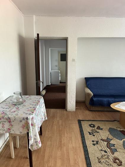 Apartament cu 3 camere decomandat în Pietroasa