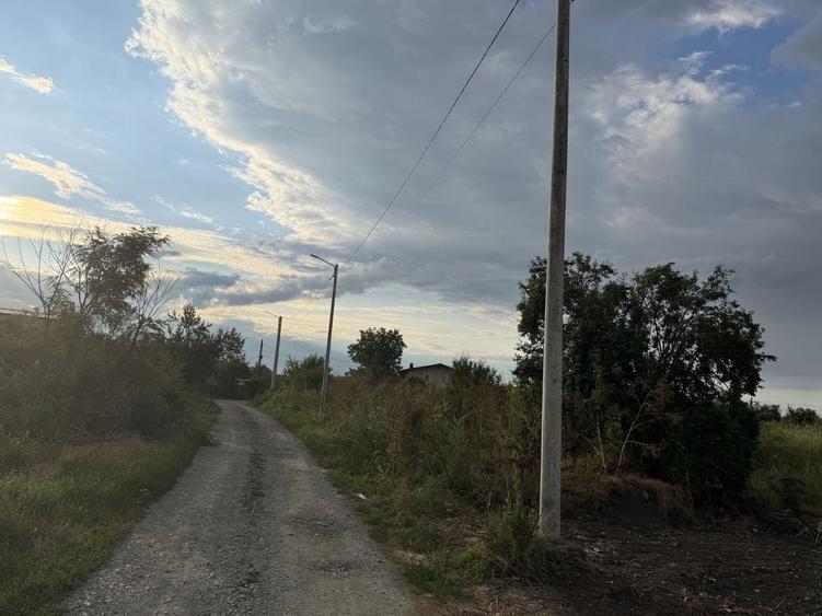Teren de 1260 mp, în Crețești