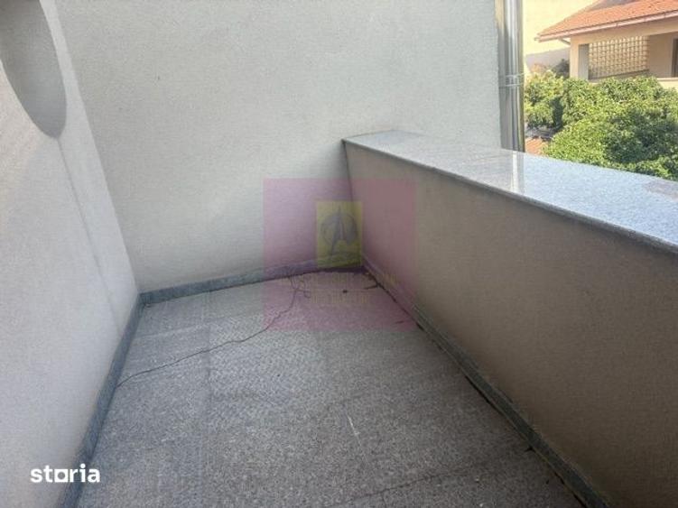 Casă cu 10 camere cu Teren 446 Mp în Drumul Taberei
