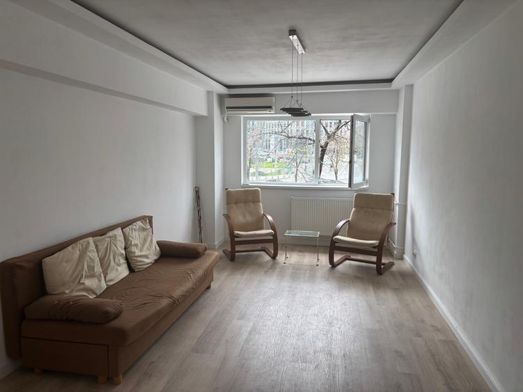 Apartament cu 4 camere decomandat în Tineretului