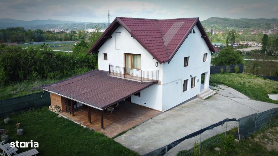 Casă cu 4 camere cu Teren 700 Mp în Curtea de Argeș