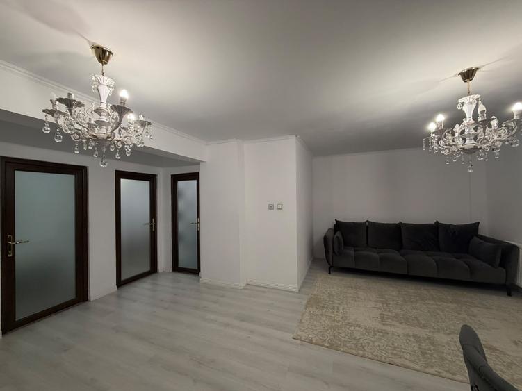 Apartament cu 3 camere semidecomandat în Florești