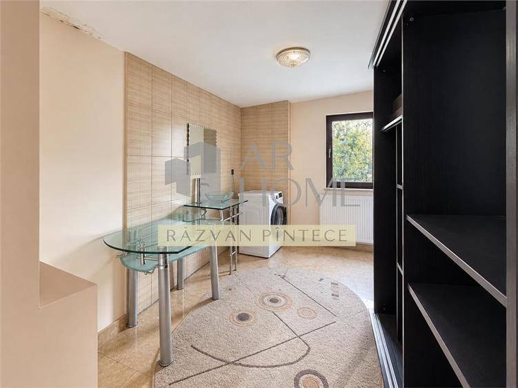 Casă individuală cu 8 camere cu Canalizare în Albert
