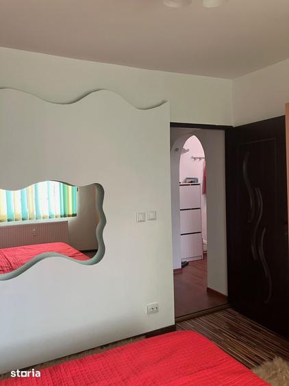 Apartament cu 3 camere decomandat în Tei