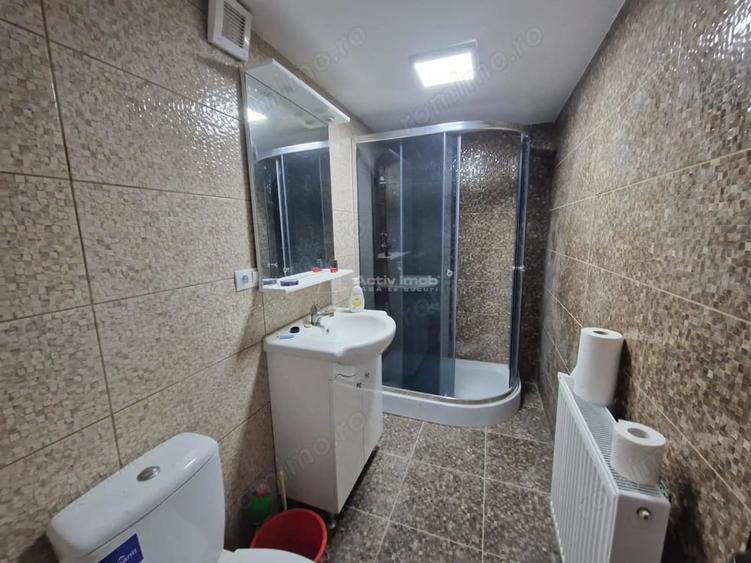Casă cu 12 camere cu Teren 1000 Mp în Români