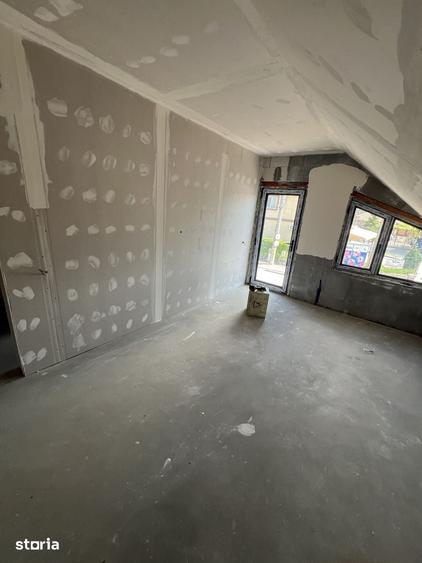 Casă cu 5 camere cu Teren 300 Mp în Lumina