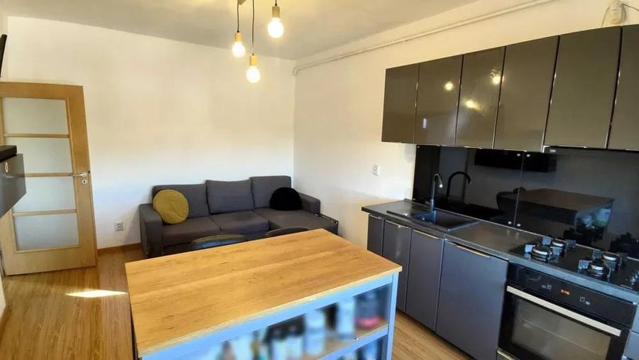 Apartament cu 3 camere decomandat, mobilat în Vișani